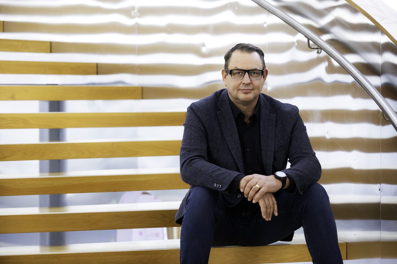 Vaasan Sähköverkon toimitusjohtaja Jarmo Leppinen kertoo, miksi pienasiakkaiden tehomaksu tarvitaan. Samaan aikaan pakkaset kurittavat omakotitaloissa asuvia pörssisähköasiakkaita, joiden laskuun saattaa jatkossa tulla myös tehomaksu.