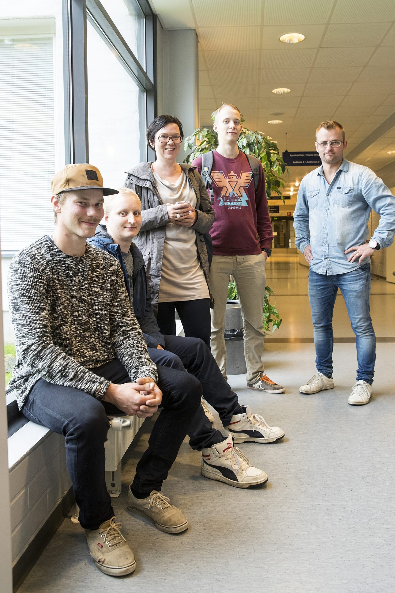 Haapavedeltä tuleva Eelis Jantunen (vas.), vantaalainen Harri Näsänen, kemiläinen Tia Vähäkuopus, halsualainen Valtteri Suominen ja tyrnäväläinen Antti Mäenpää opiskelevat Oamkissa ensimmäistä vuotta talotekniikkaa. Oulu, Oamk ja talotekniikan opiskelu houkuttelevat viisikkoa etenkin työllistymisedellytysten parantumisen vuoksi.