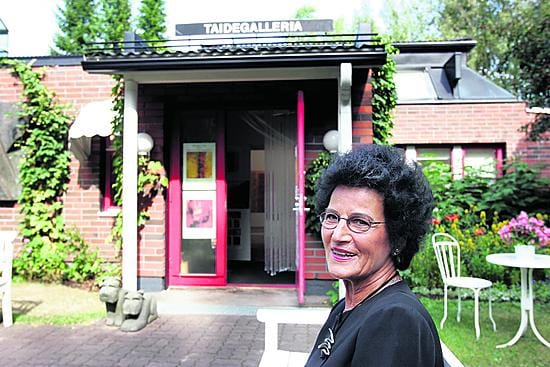 Taitelija Terttu Jurvakainen on huolissaan elämäntyönsä säilymisestä.