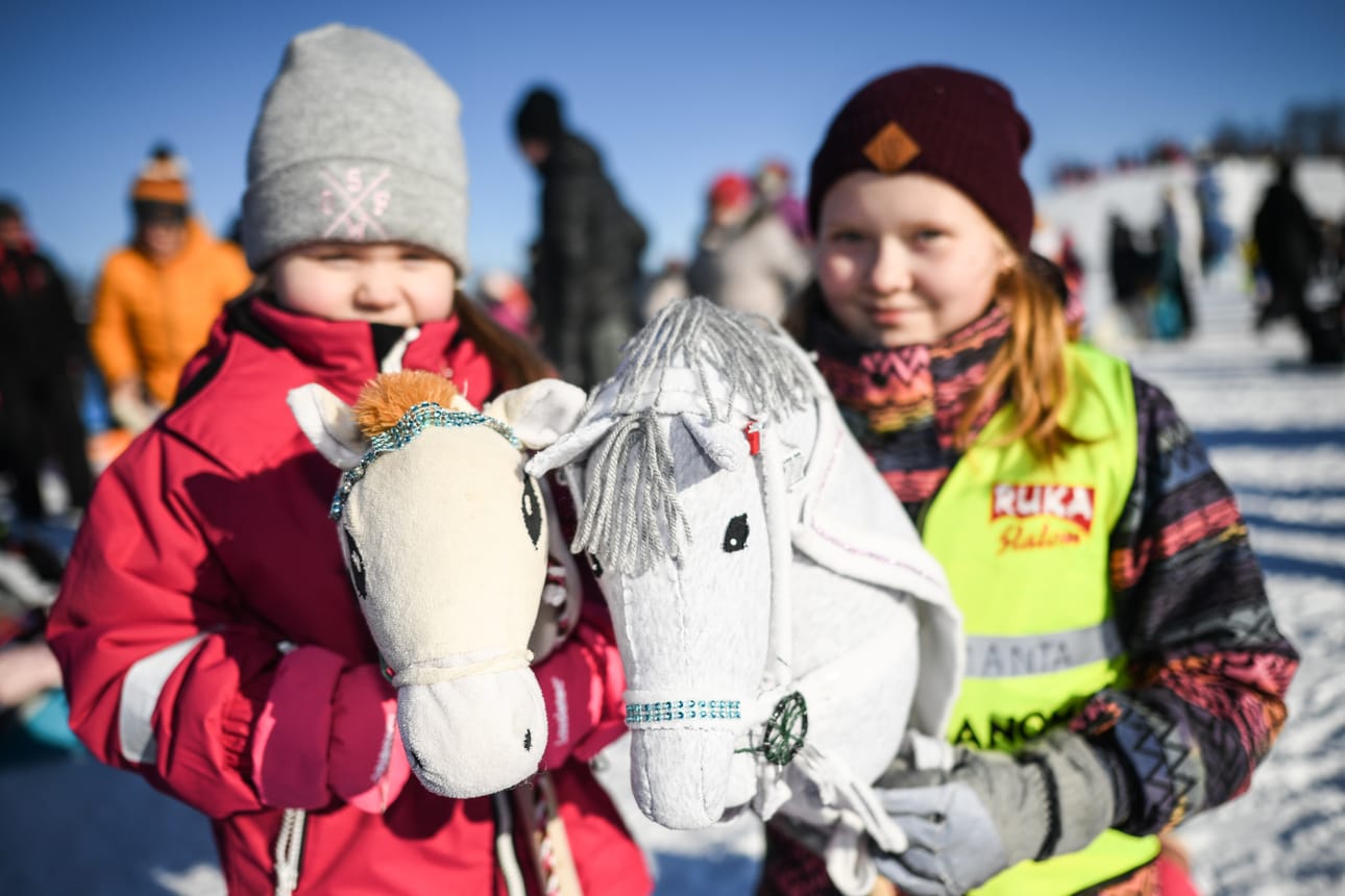 Serkukset Jasmin Nevanperä ja Manta Karjalainen tulivat viettämään laskiaista keppihevosten kera.