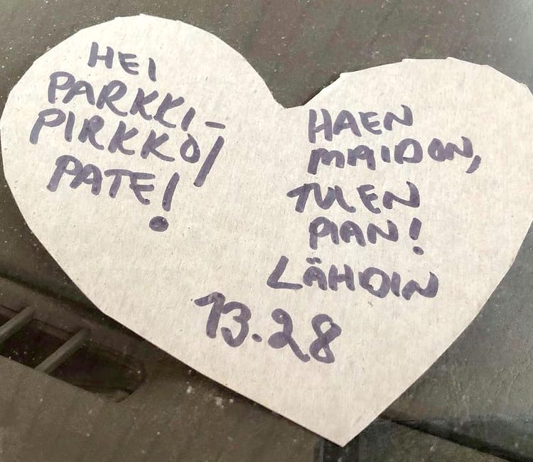 Joka kolmas parkkisakko kirjoitetaan, kun autoilija unohtaa laittaa kiekon tuulilasille. Jos kiekkoa ei omista, nykylain mukaan pelkkä heippalappukin riittää kertomaan Parkki-Pirkolle/Patelle, koska auto on pysäköity.