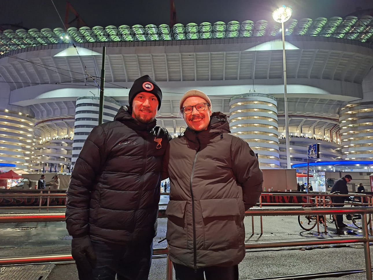 Toni Saukkola (oik.) ja Jussi Jokinen välittävät Leijonien otteluiden tunnelmat suomalaisiin koteihin. Lauantai-iltana selostajaduo kiirehti Suomen ottelun jälkeen San Siron jalkapallostadionille.