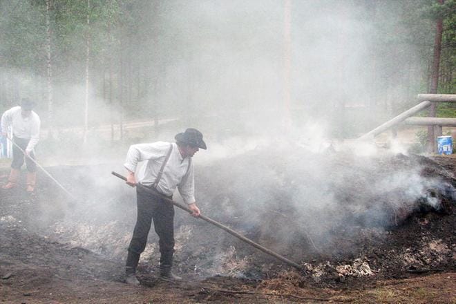 Tervahaudan poltto oli 1800-luvulla merkittävä elinkeino Järviseudulla. Tervan polton alkuvaiheessa tervaspuista vapautuu vettä, tervankusta, jossa on pieni määrä tervaa.