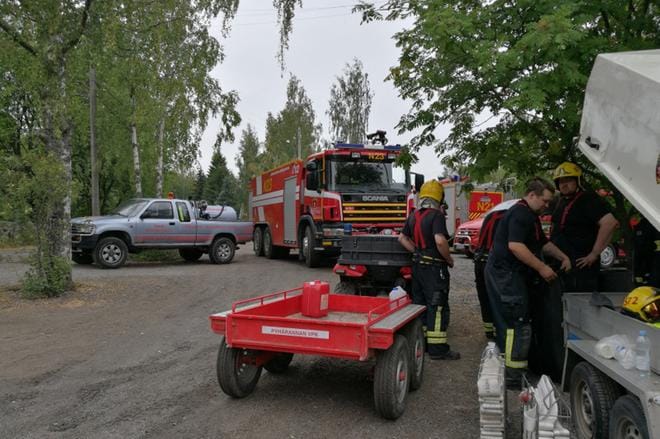 Pyhärannan maastopaloalueella alkoi tihkusade perjantaina puoliltapäivin. Sammutustöiden uskotaan silti kestävän vielä usean vuorokauden. KUVA: Selma Paavola
