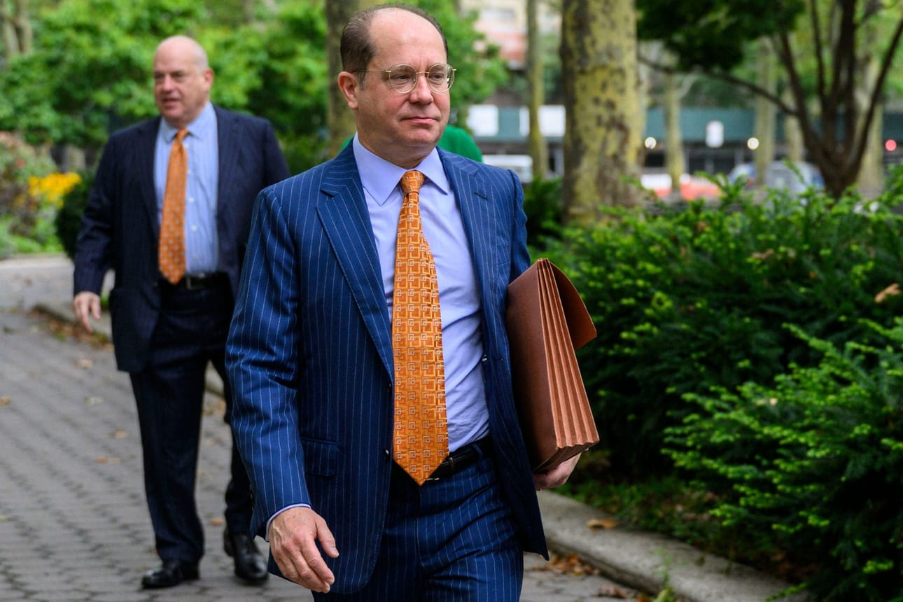 Kolumbialainen huumekauppias Dairo Antonio Usuga tuomittiin New Yorkissa 45 vuodeksi vankeuteen. Kuvassa Usugan lakimies Alexei Schacht (oik.) saapumassa oikeustalolle tiistaina. LEHTIKUVA/AFP