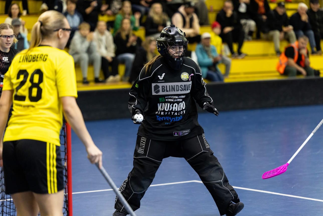 Emmi Hokkinen pelaamassa nykyisen seuransa Porvoon salibandyseuran paidassa Aurorahallissa Porvoossa.