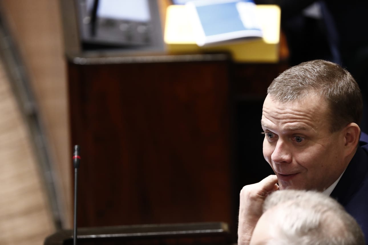 Kokoomuksen puheenjohtaja, valtiovarainministeri Petteri Orpo selvitti kokoomuksen kantaa hoitajamitoitukseen eduskunnan välikysymyskeskustelussa.