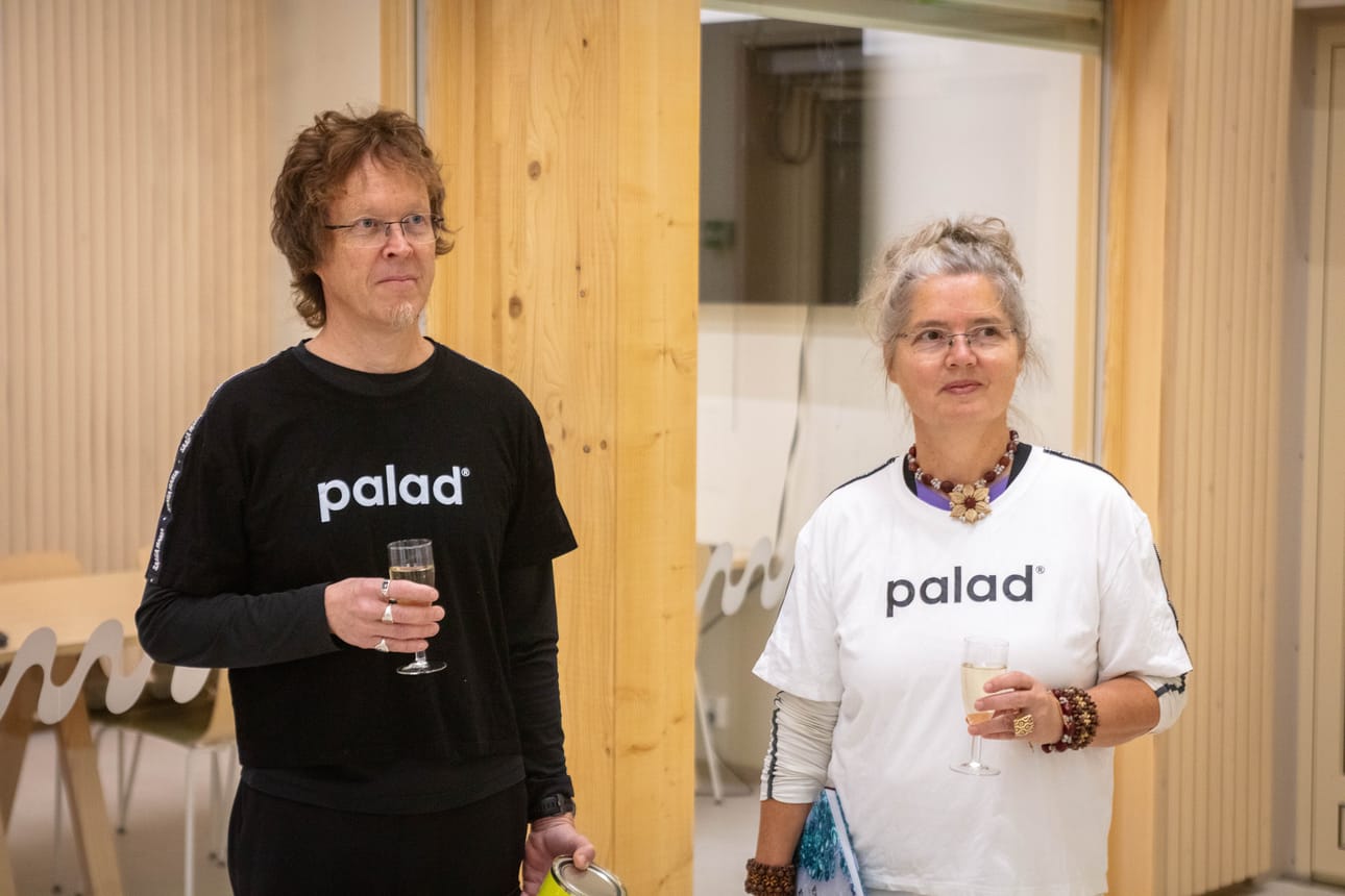Juuret-teos on tarkoitettu istuttavaksi ja sometettavaksi. Teoksen toteuttivat Kemiin Partanen & Lamusuo, eli Jaana Partanen ja Heikki Lamusuo.