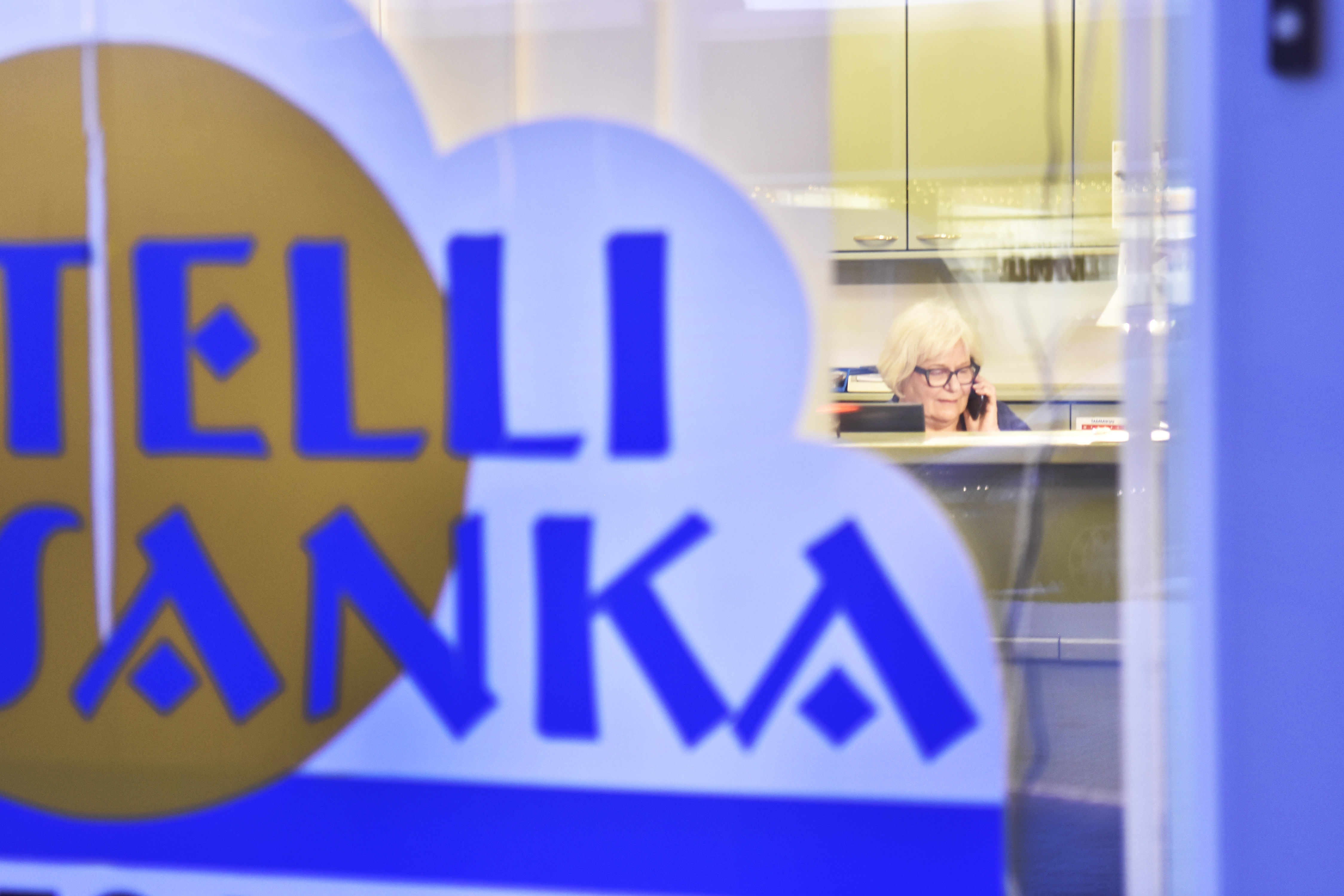 Hotelli Kuusangan Tuula Kallunki toivoo säällisempiä lentovuoroja Kuusamoon ja keskustaan iltaisin aukiolevia käyntikohteita.
