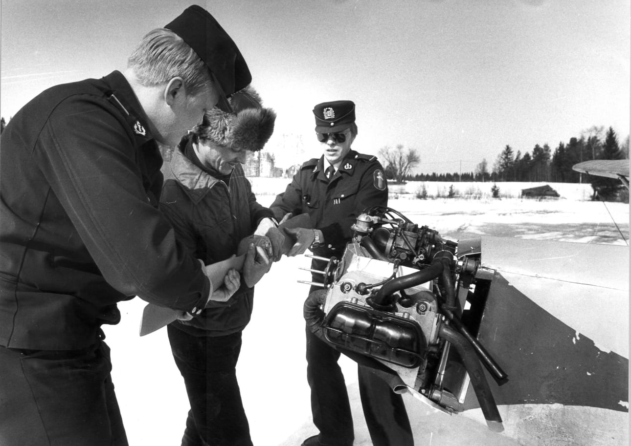 Vuonna 1983 Oulun poliisi takavarikoi Raimo Päätalon omatekoisen pienlentokone Tiiran potkurin rakennusluvan ja lentolupakirjan puuttumisen vuoksi. Oulun raastuvanoikeus tuomitsi Päätalon sakkoihin. Päätalo sai pitää koneensa ja takavarikko purettiin.