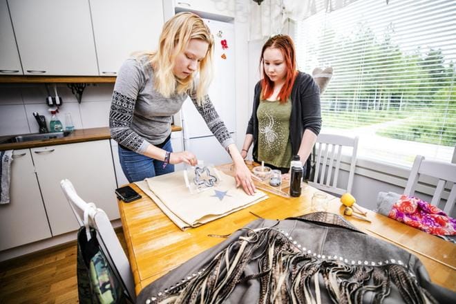 Tekstiiliyritys Alala’sin yrittäjät Anne Tammela (vas.) ja Riina Hautamäki markkinoivat yritystään mieluummin menemällä tapahtumiin kuin sosiaalisen median kautta. 4H:n kautta on ollut mahdollista mennä muun muassa Ylistaron 4H-elämysmaailmaan myyjäksi. Kaikkea paitsi autojen verhoilua tekevät yrittäjät työskentelevät yleensä kotona. Esimerkiksi kankaan painaminen onnistuu missä tahansa. KUVAT: KRISTA LUOMA