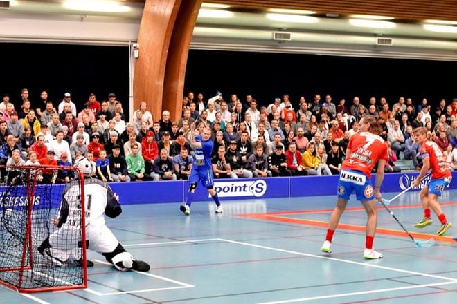 Jymyn Jussi Lassila laukoi tilanteeksi 1–0 täyden katsomon edessä. KUVAT: HEIKKI HAKANEN