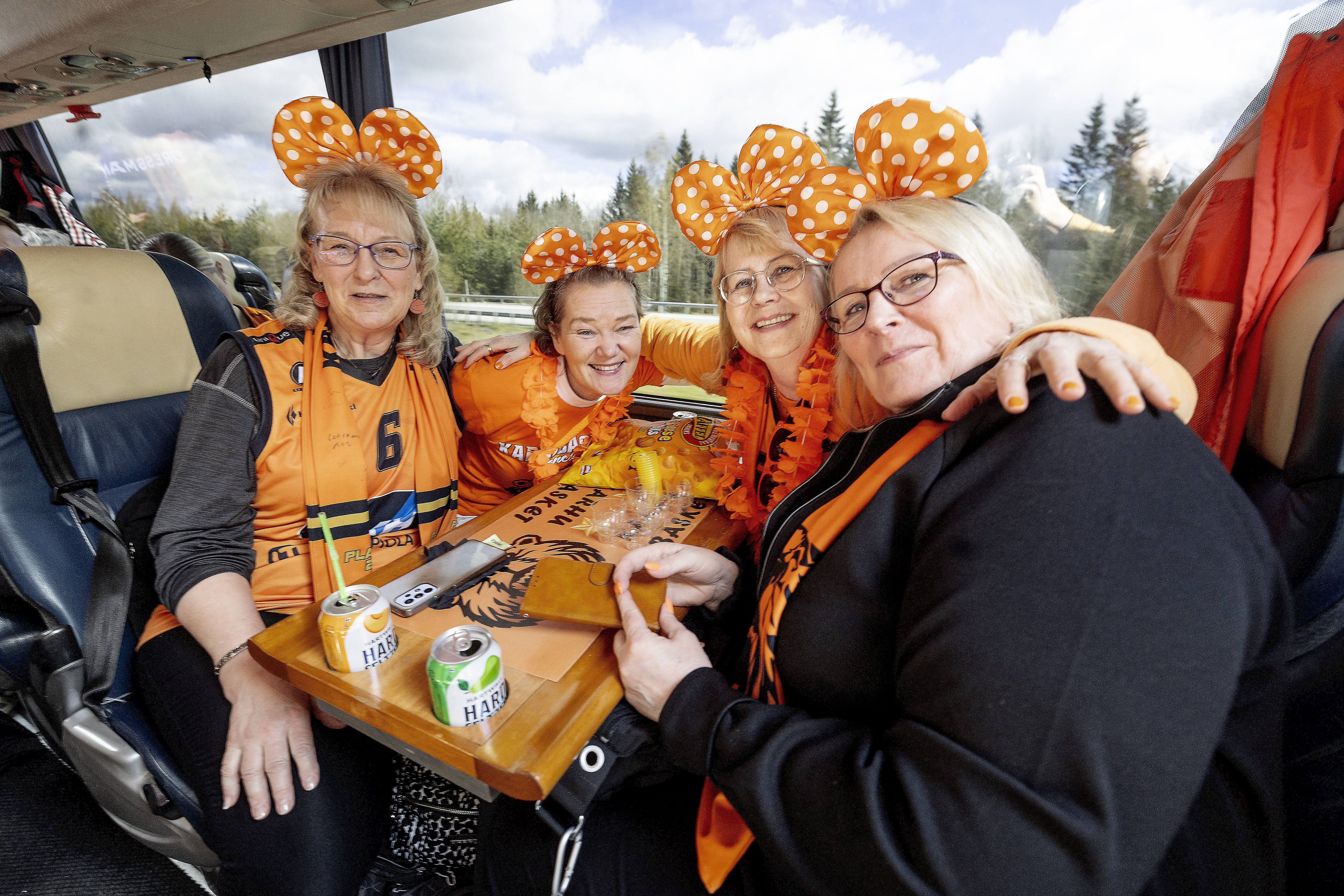 Karhu Basketin fanit unohtivat nopeasti kirvelevän tappion ja nostattivat henkeä koko paluumatkan
