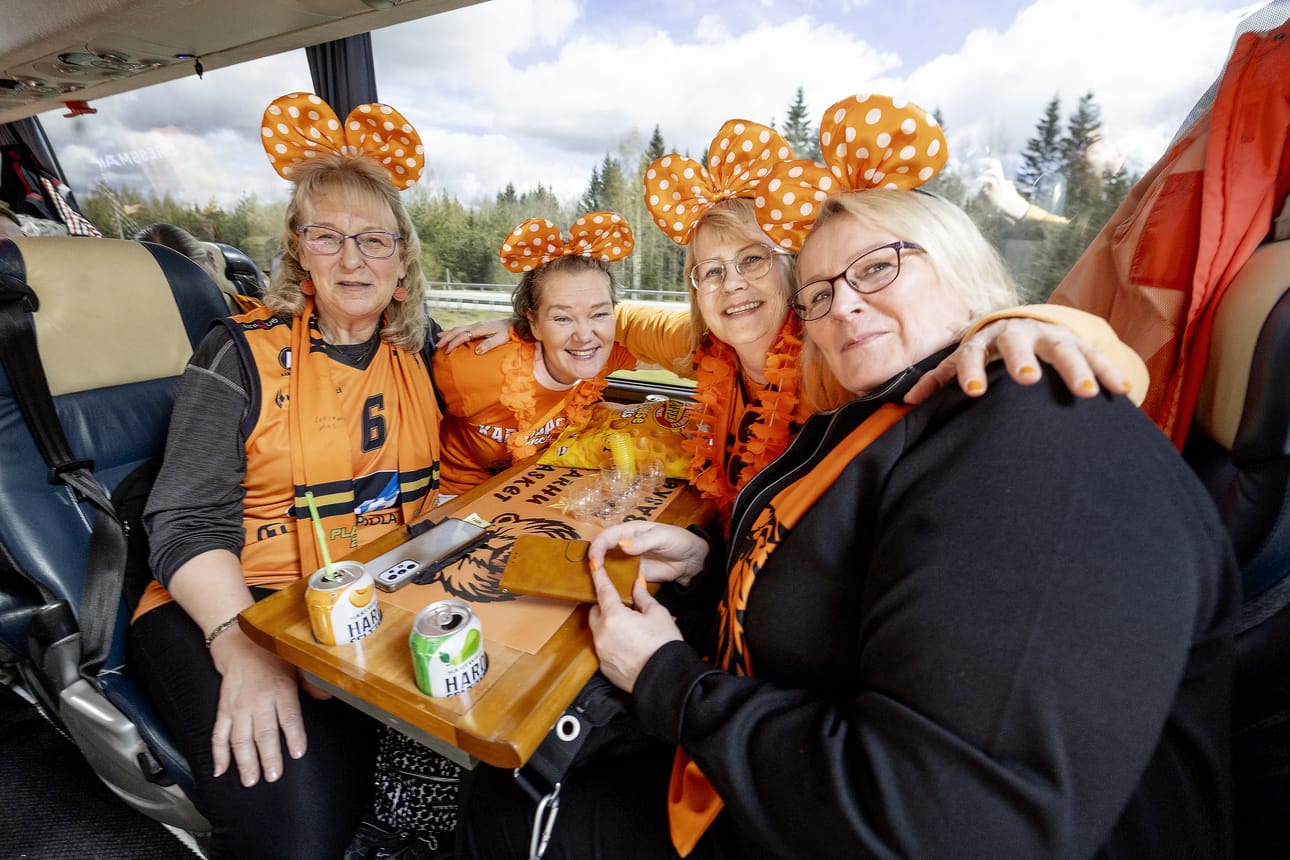 Tiina Talvitie (vas.), Anne Pajuluoma, Leena Luoma-Halkola ja Teija Kuja-Halkola nauttivat fanimatkoista.