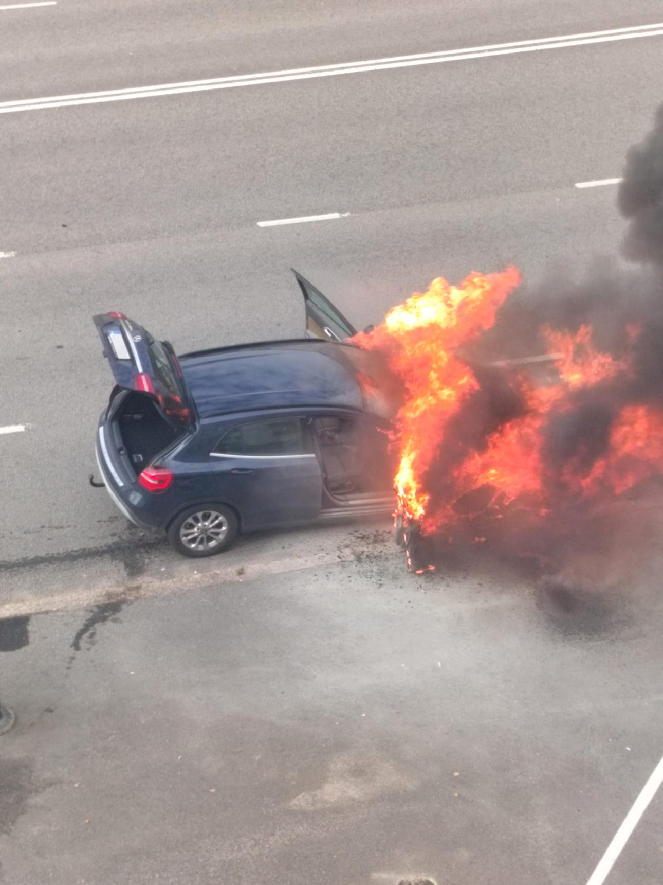 Auto paloi Merikoskenkadulla keskiviikkona alkuiltapäivällä.