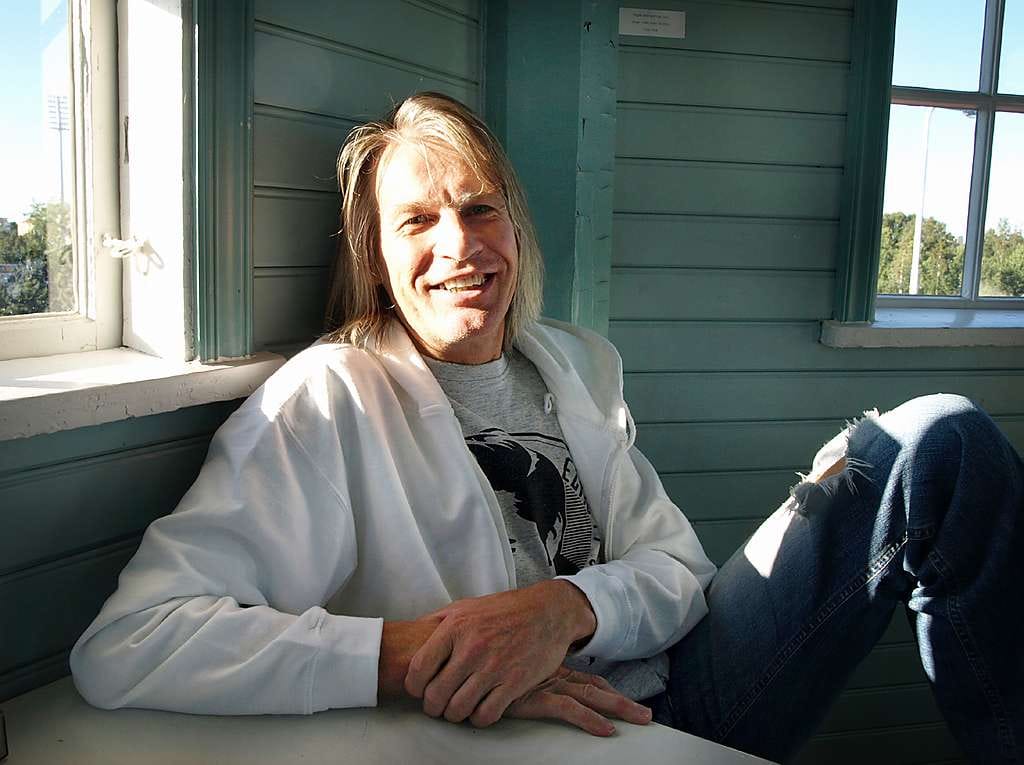 Markku Hänninen on kuvitellut ihmisen vanhetessaan sopeutuvan paremmin ympäröivään yhteiskuntaan, mutta itse hän sen kuin radikalisoituu. "Onko tämä maailma menossa niin huonoon suuntaan" hän ihmettelee.