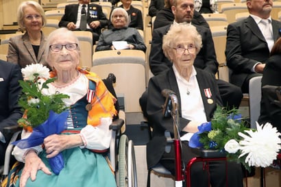 Aino ja Aune saivat rintaansa Kotirintamanaisten mitalit arvokkaasta työstä – näin Pudasjärvellä juhlittiin 106-vuotiasta Suomea kiitollisena itsenäisyydestä