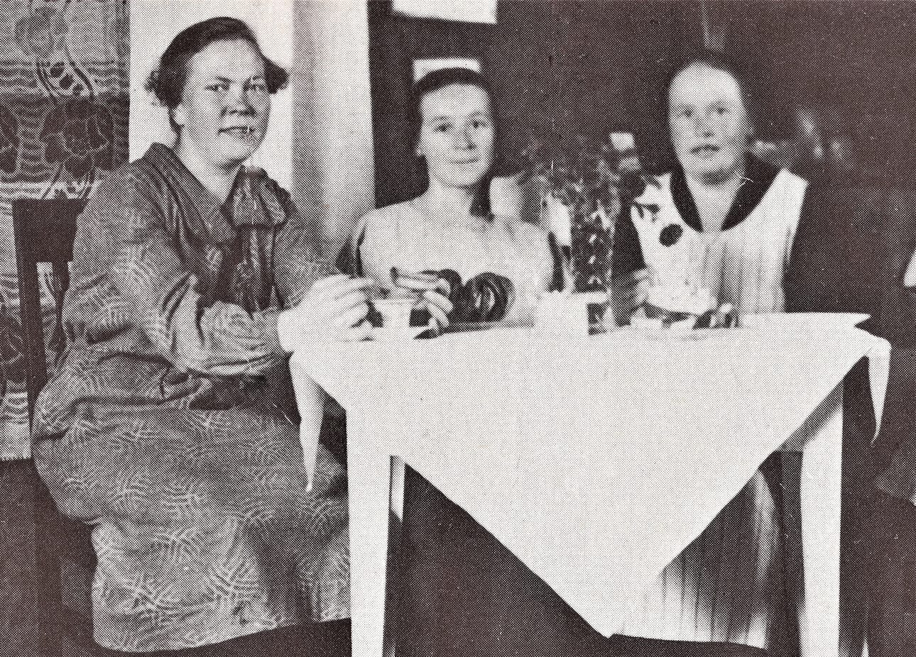 Kahvitteluhetki Kankaalassa. Kuvassa kätilö Laina Rekola, opettaja Maria Korppila ja sairaanhoitaja Martta Heikkinen, jotka kaikki asuivat Kankaalassa.