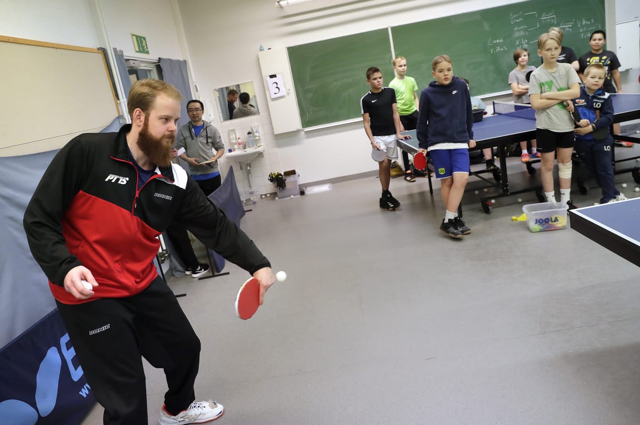 Otto Tennilä vieraili Korvenkylän koulun pelisalissa pöytätennisjunioreiden harjoituksissa. Yhteinen pelihetki päättyi yhteiskuvaan.