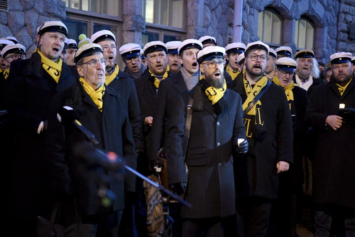 Ylioppilaskunnan laulajat osoittivat tukea Ukrainalle laulamalla Venäjän suurlähetystön edessä. Paikalla oli satoja ihmisiä. LEHTIKUVA / Jussi Nukari