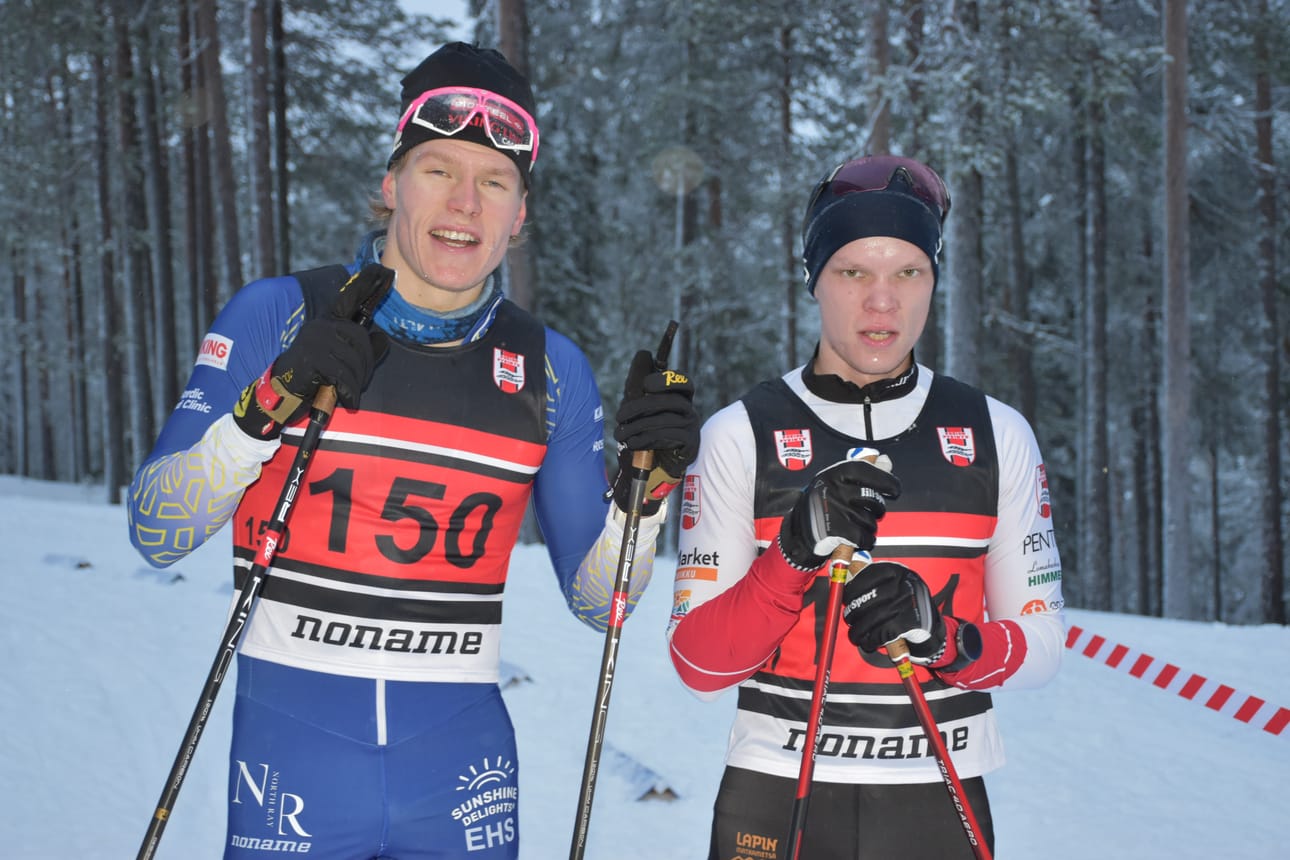 Perinteisellä hiihtotavalla kisatuilla matkoilla miesten kympin kisa ratkesi vasta lähellä maalia viimeisessä nousussa Emil Tarvaisen (vas.) jättäessä Posion Pyrinnön Kristian Väänäsen taakseen.