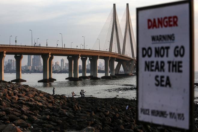 Ihmiset ottivat selfieitä Mumbaissa Bandra Fortin läheisyydessä helmikuussa 2016. Mumbai kielsi vuonna 2016 selfieiden ottamisen 16 alueella selfie-kuolemien takia. KUVA: DIVYAKANT SOLANKI