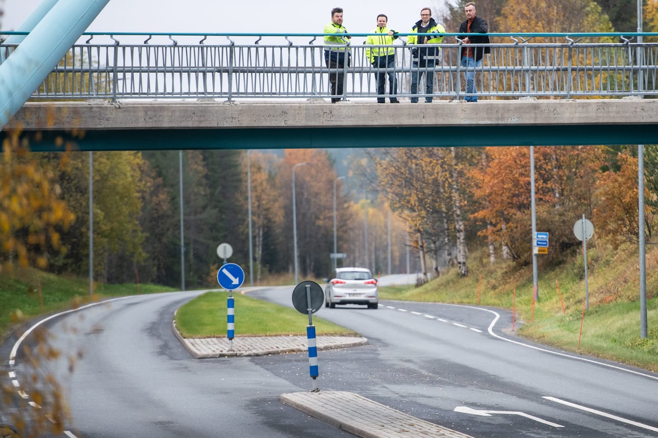 Valtion teiden kunnossapito siirtyi tiistaina YIT:n vastulle. Torangin sillalla Ely:n Joona Peltoniemi ja YIT:n Ilkka Nissilä Jyrki Tervonen ja Teemu Petjala.