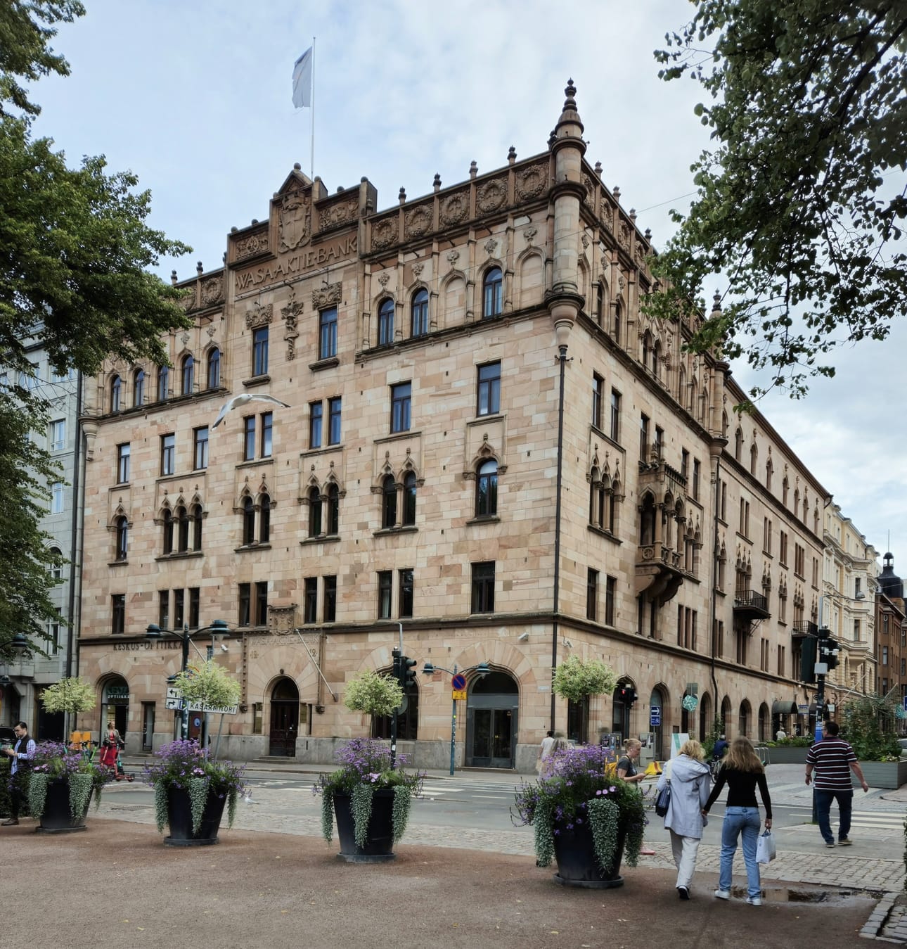 Vaasan Osake Pankin Helsingin pankkipalatsi Eteläesplanadilla. Tämä upea renessanssipalatsi valmistui jo ennen Kurteniaa 1899. Julkisivussa katon rajassa on edelleen Vaasan vaakuna ja teksti Wasa Aktie Bank. Talon on suunnitellut ruotsalainen arkkitehti John Settergren.