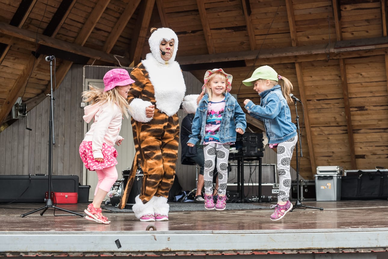 Miauskis-kissa tanssitti 5-vuotiasta Sanni Määttää ja 4-vuotiaita kaksosia Laura ja Linnea Latva-Kurikkaa.