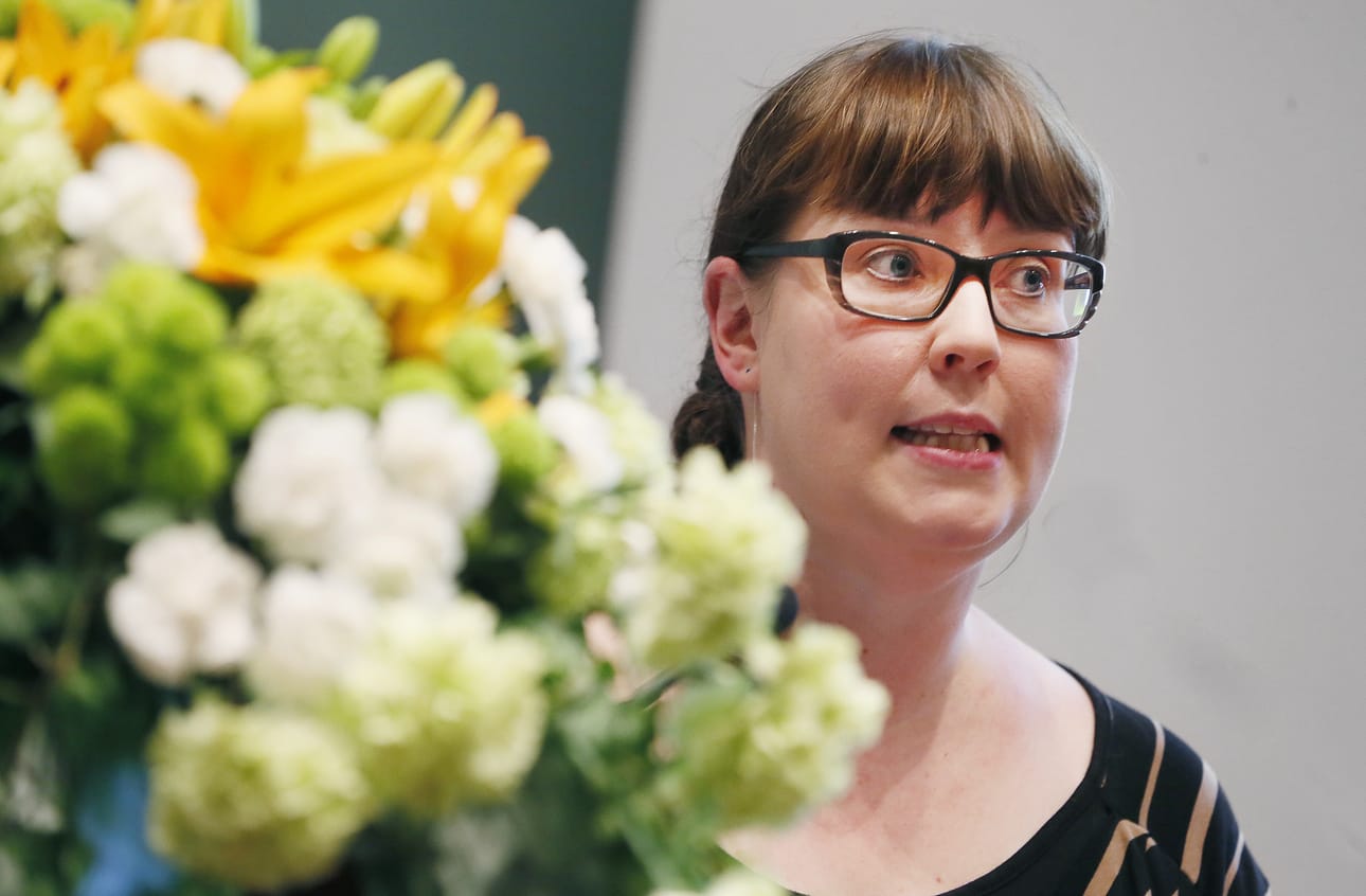 Liikenneministeri Merja Kyllönen (vas.) aikoo selvittää, miksi ajokorttien hinnat ovat karanneet käsistä.