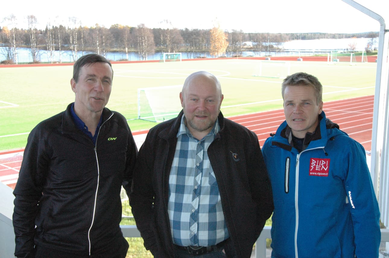Pääsihteeri Seppo Linjakummun (vas.) ohella Ruka Nordicin järjestelyissä ovat mukana Jarkko Ruhanen ja Pasi Huttunen.