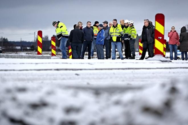 Linja-autollinen asianharrastajia kävi keskiviikkona katsomassa kiertoliittymää, joka on aiheuttanut pelkoja jopa työpaikkojen menettämisestä. KUVA: KARI LÖFHJELM
