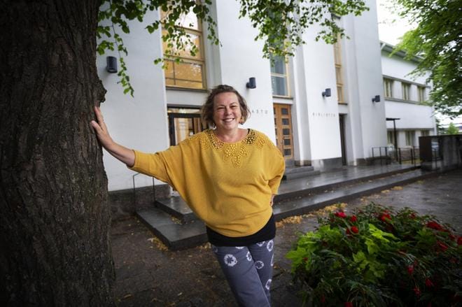 Kulttuurisuunnittelija Leena Nyqvist ei yleensä ehdi itse nauttia Taiteiden Yön ohjelmasta. Aika menee valvoessa, että kaikki sujuu, niin kuin pitääkin. Nyqvist kehottaa tarkistamaan tapahtuman ohjelman netistä tai sen sovelluksesta mahdollisten viime tipan muutosten varalta. KUVA: JARNO PELLINEN