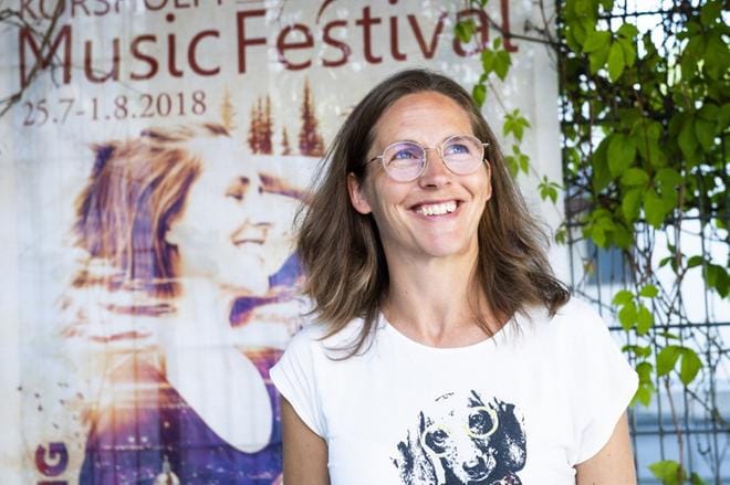 Taiteellinen johtaja Cecilia Zilliacus on lomaillut Ruotsin länsirannikolla ja mökillä Oravaisissa. Festivaalilla hänellä on huimat 10 konserttia. – Korsholmasta alkaa tiivis työtahti. Tämän jälkeen menen johtamalleni Katrina-festivaalille Ahvenanmaalle ja levytän, hän kertoo. KUVA: JOHAN HAGSTRÖM