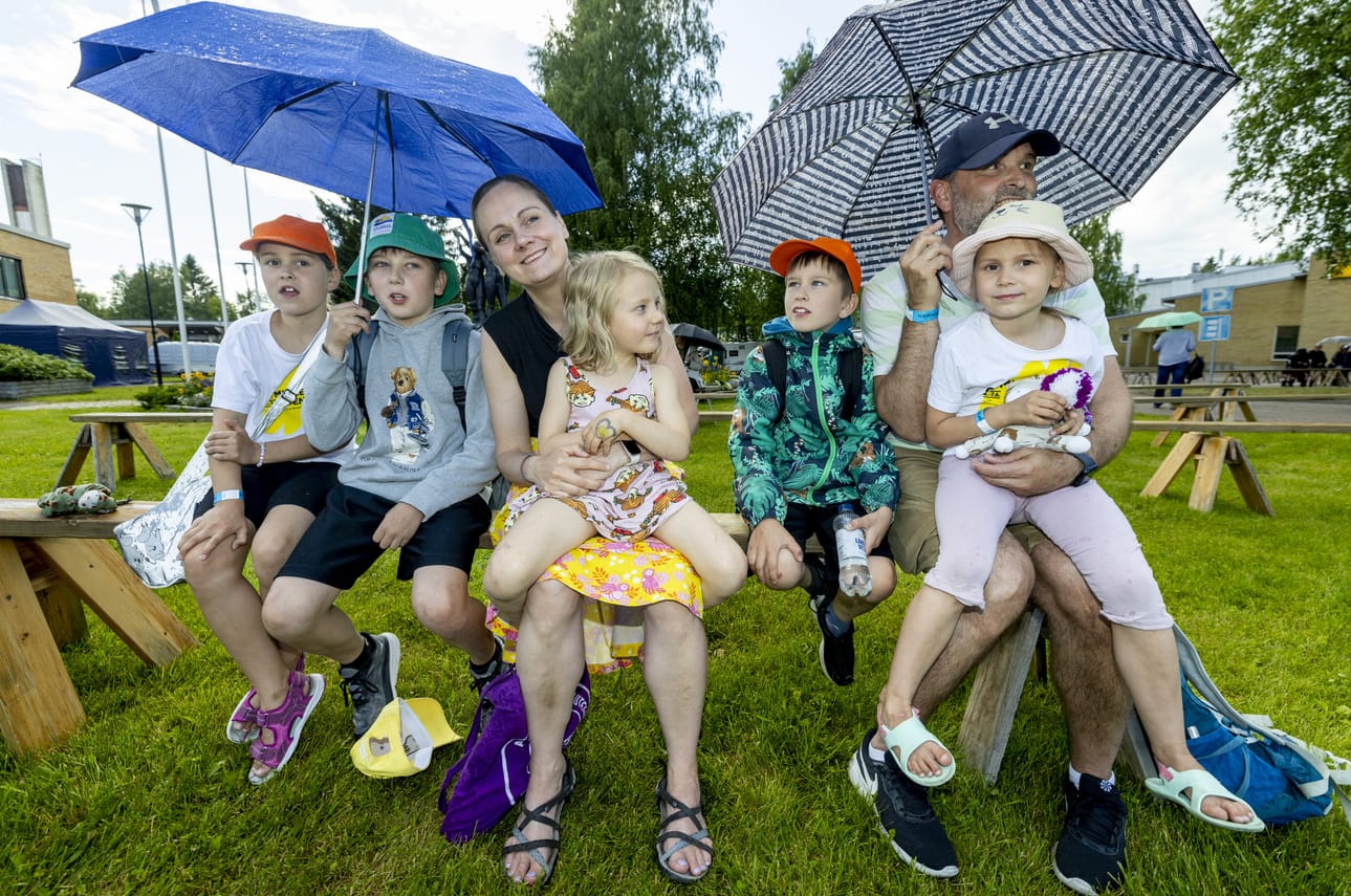 Liina Laakso (vas.), Heikki Meurman, Anna Laakso, Kaisa Meurman, Pekka Meurman, Ilona Laakso ja Ari Laakso ovat saapuneet Lapualta asti Ylivieskaan.