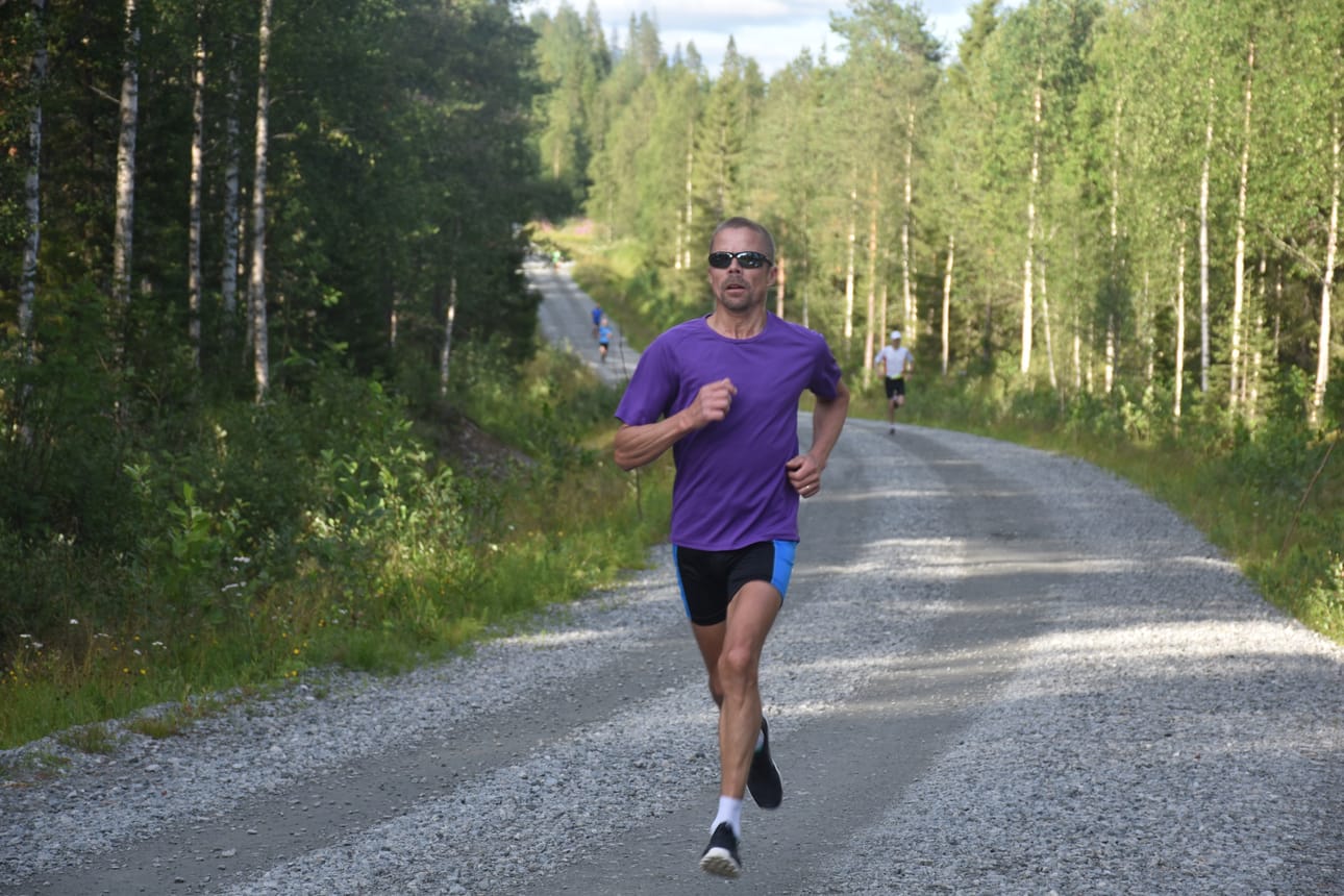 Mikä mahtaa olla juostavan matkan mitta Pulkkasen testijuoksuissa? Arkistokuvassa Teppo Ronkainen juoksee Pulkkasessa heinäkuussa 2022.