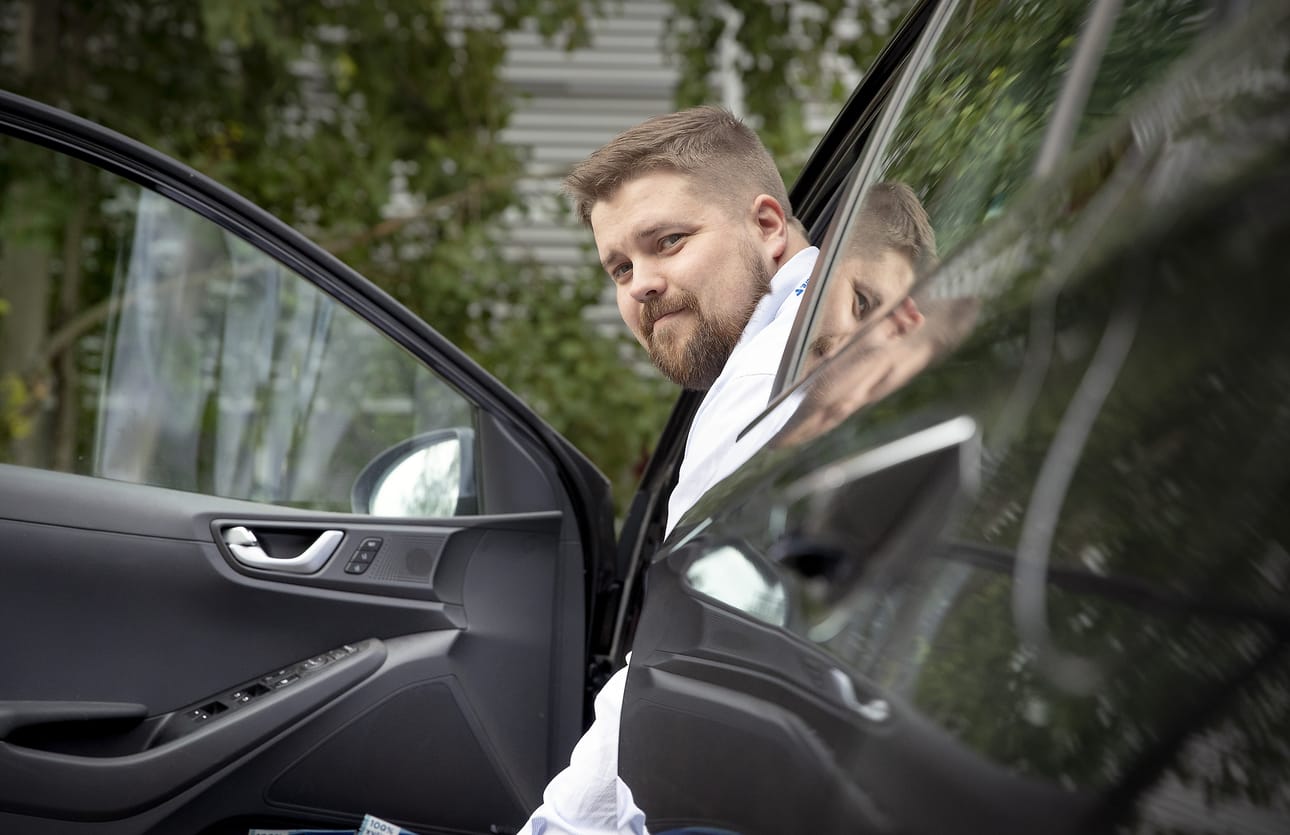 Täyssähköauto on Ville Jussilan mielestä helppo ja huoleton ajaa. Ajomatkoja pitää hieman miettiä etukäteen.