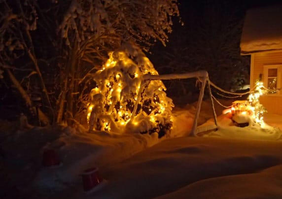 Soili ja Voitto Niemelän koti on somistettu jo lokakuussa tonttulaksi niin pihapiiristä kuin sisältä. Joulu riisutaan pois vasta tammikuun lopulla.