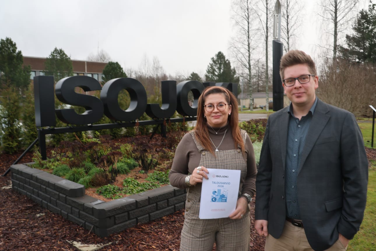 Kunnanhallituksen puheenjohtaja Anna Alakortes ja kunnanjohtaja Juha Herrala avasivat Isojoen suunnitelmia uudesta koulurakennuksesta.