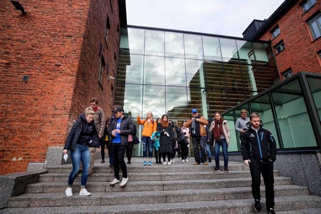 Åbo Akademin aikuiskasvatustieteen ja valtio-opin opiskelijat ideoivat ja kehittävät Vaasan kaupunkialuetta "keskustelevalla kävelyllä". KUVAT: JAAKKO ELENIUS