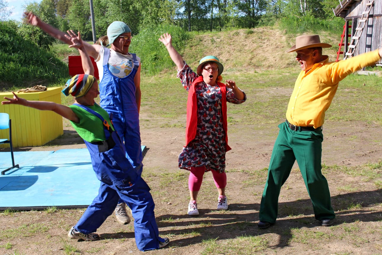 Kiljusen herrasväki on vauhdikasta sakkia. Tässä näyte perheen yhteisestä tanssihetkestä.