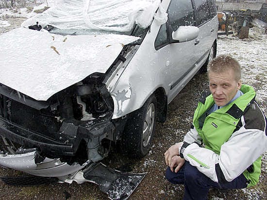 Tällaista jälkeä tulee, kun hirvi törmää tila-autoon. Komisario Simo Alanko esittelee tuoreehkoa kolariautoa Ylivieskassa.