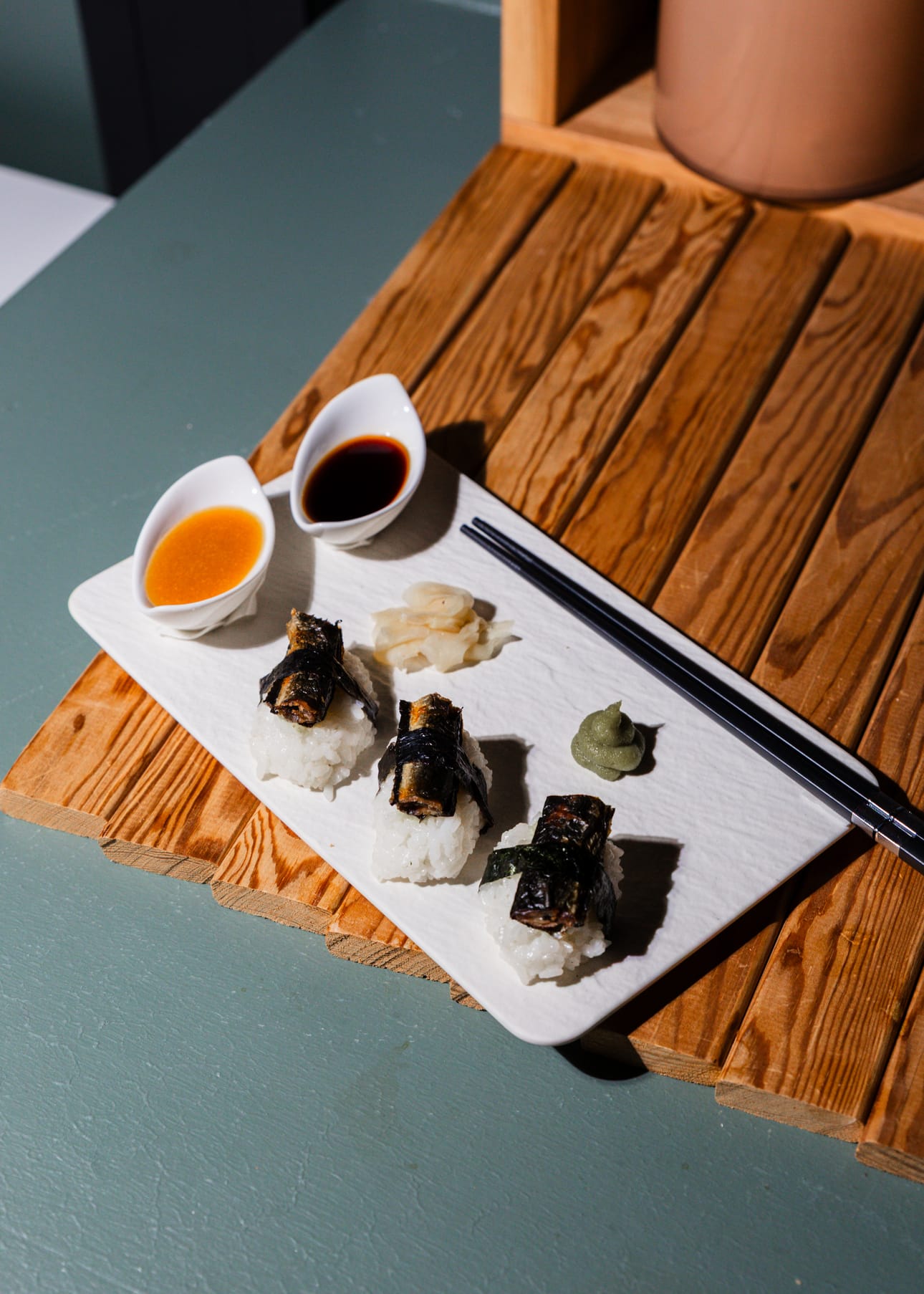 Nahkiaisnigiri tarjoillaan sinappikastikkeen, soijakastikkeen, wasabitahnan ja sushi-inkiväärin kanssa.