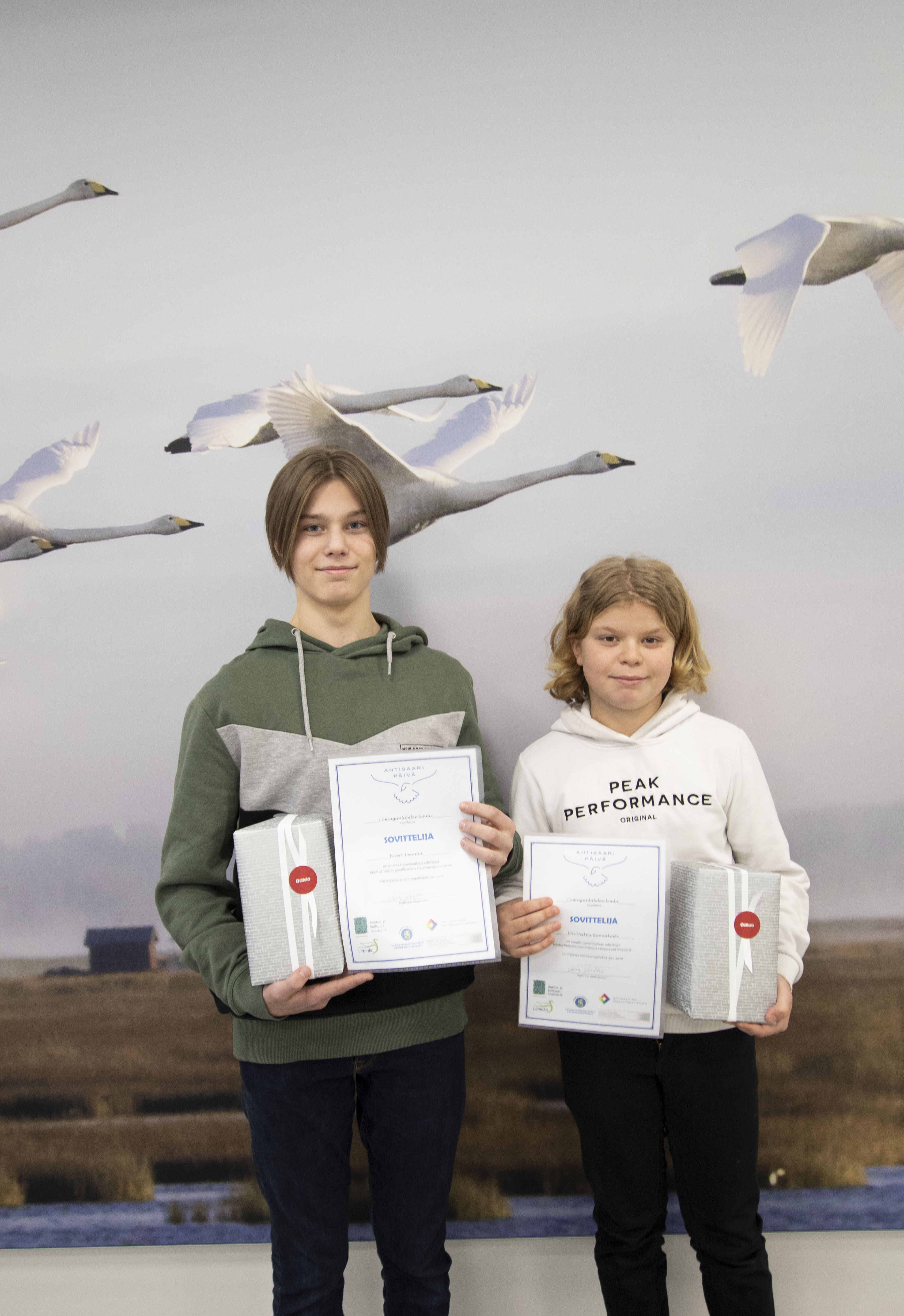 Sovittelijaoppilaat Eevert Joensuu ja Vili-Veikka Ruonakoski saivat mukaansa arvokkaat tunnustukset. Palkitseminen ei tullut nuorille täysin yllätyksenä.