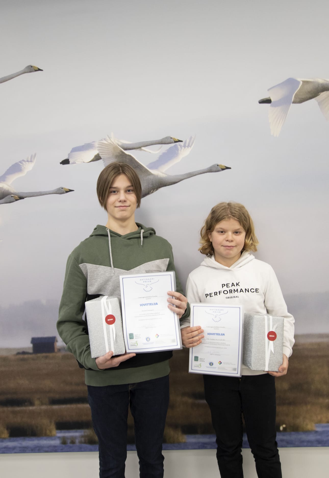 Sovittelijaoppilaat Eevert Joensuu ja Vili-Veikka Ruonakoski saivat mukaansa arvokkaat tunnustukset. Palkitseminen ei tullut nuorille täysin yllätyksenä.