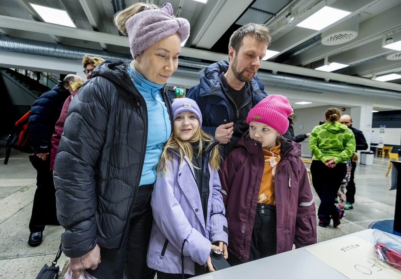 Viivi Majava kokeili tyttärensä Livi Hahtosen kanssa ensimmäistä kertaa sisäsuunnistusta. Heidän seuranaan ovat Ilkka Piiroinen ja hänen tyttärensä Saara.