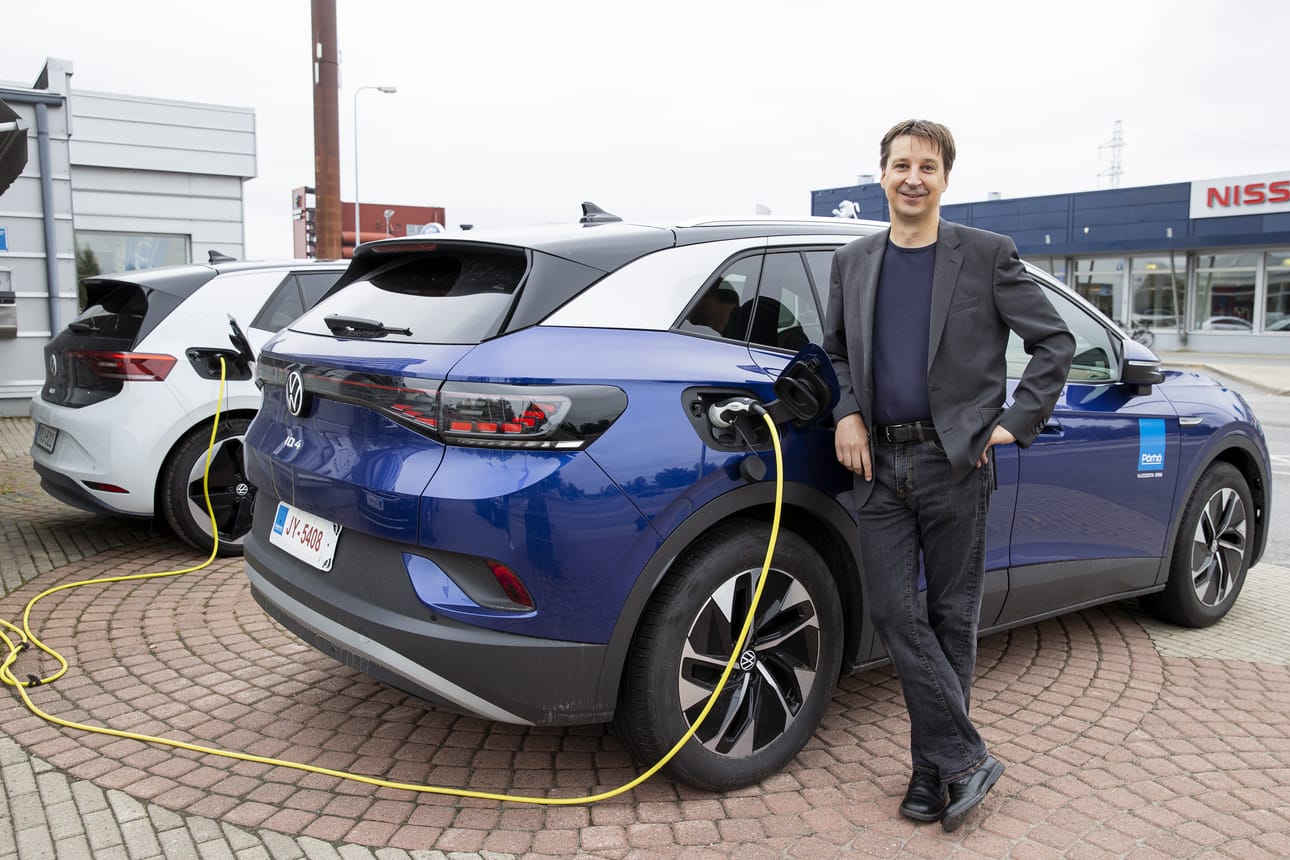 Autoalan liiketoiminnan professori Jouni Juntunen sanoo, että autoilu muuttuu nyt joka tapauksessa, ja muutokset pitäisi ottaa mahdollisuutena uuteen liiketoimintaan Suomessa eikä pelkästään uhkana. Autoalan osaamista hänen mukaansa Suomesta kyllä löytyy.