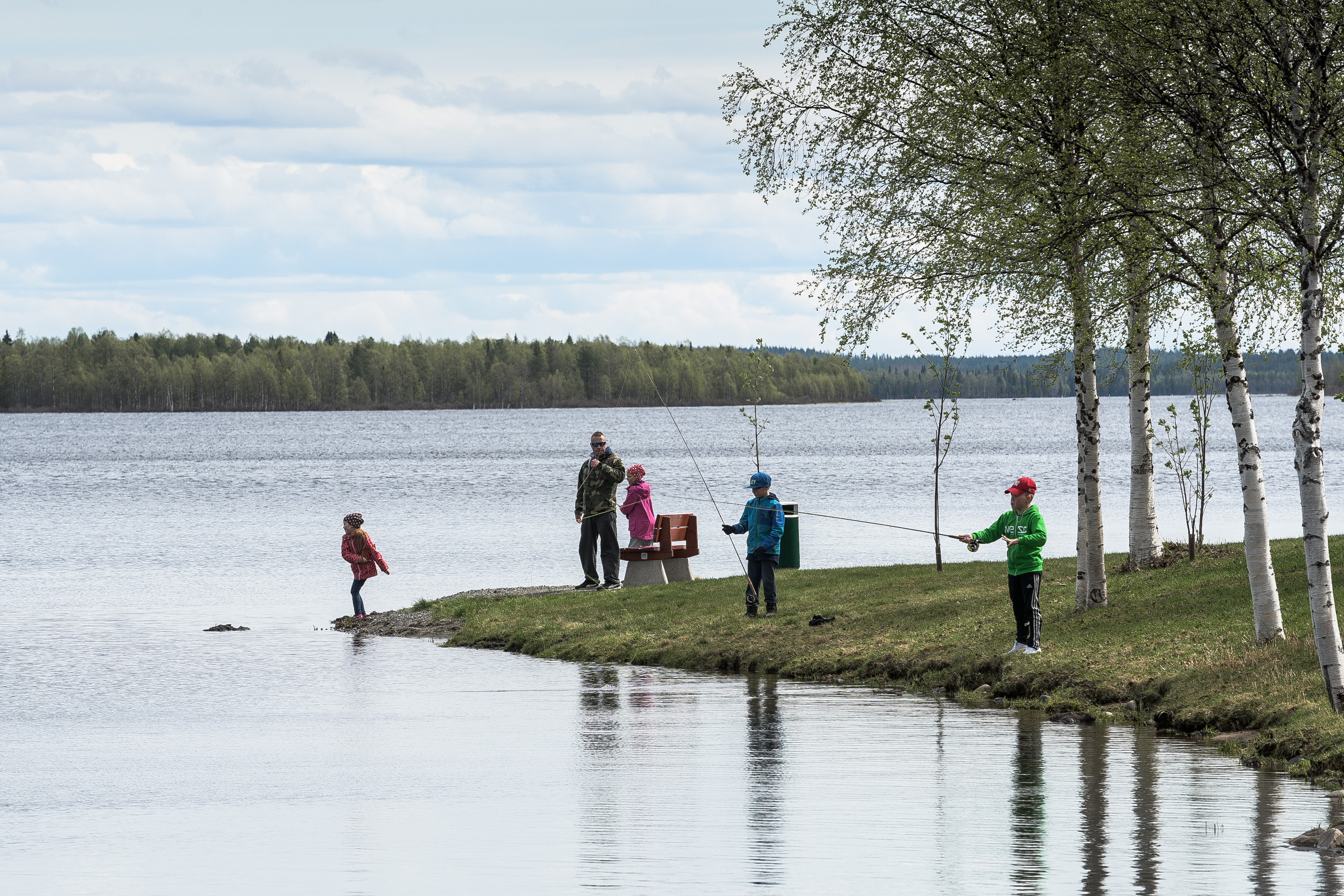 Eki Karjalainen opetti lapsille miten tehdään unisolmu.
