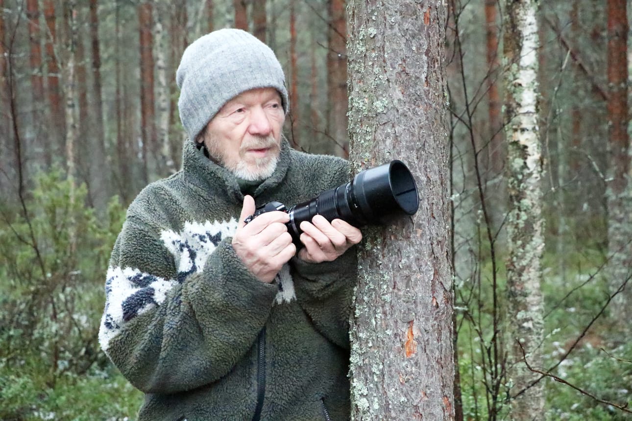 Esko Pitkänen nauraa olevansa luontokuvauksen ammattilainen vasta nyt, eläkepäivillään. Hän työskenteli vuosikausia vakuutusyhtiön vahinkotarkastajana.