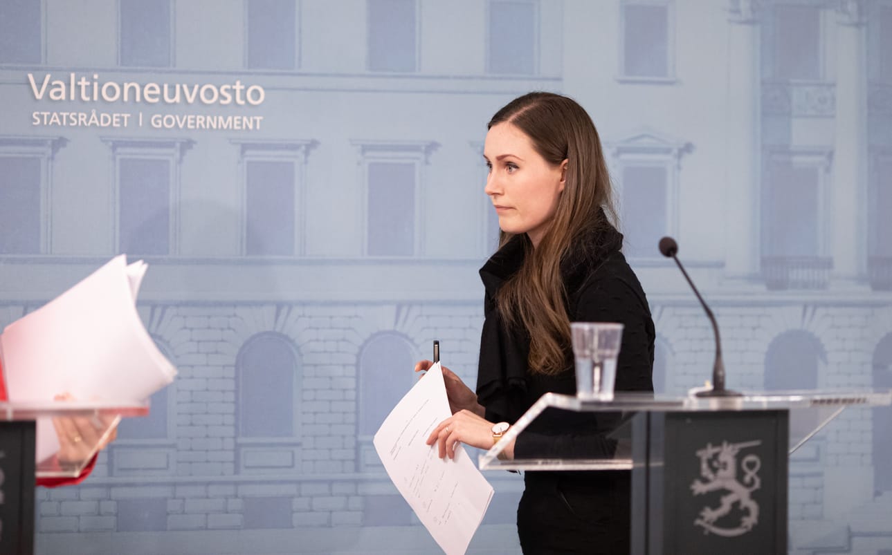 Ylellä vierailleen pääministeri Sanna Marinin mukaan viranomaiset ja hallitus joutuvat koko ajan arvioimaan sitä, mihin asti rajoitustoimet ovat voimassa, onko niitä syytä jatkaa vai voidaanko niitä purkaa.